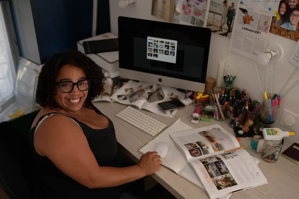 Peggy Ferry à son bureau en train de préparer un accompagnement de coaching mariage