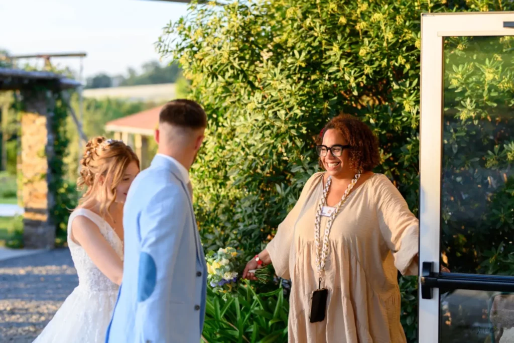 Peggy Ferry accueillant les mariés lors de la coordination du jour J