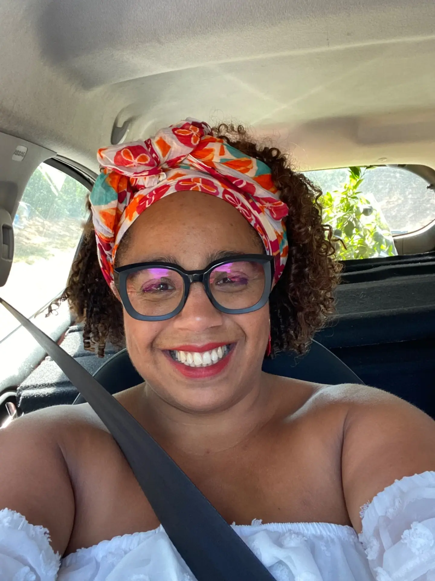 Portrait naturel de Peggy Ferry dans une voiture