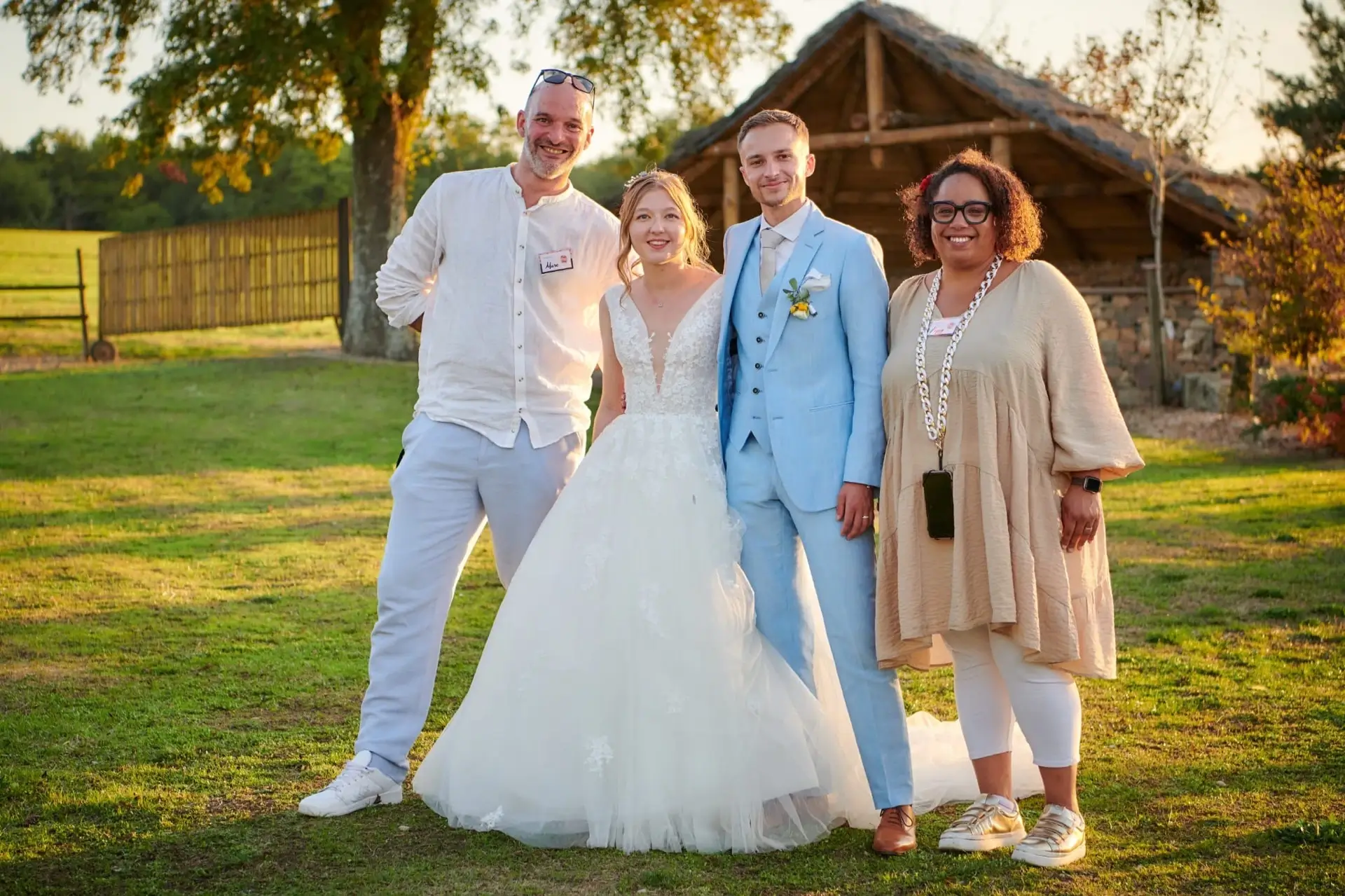 Chloé et Lucas posant avec Peggy Ferry  et son mari Marc, photographe Markowz Pictures, lors de leur journée de mariage