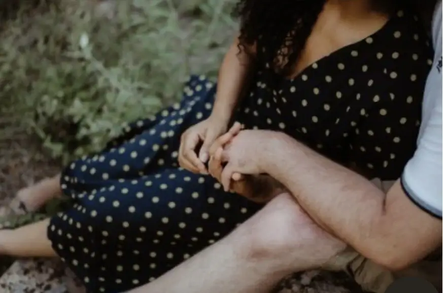 Mains d’un couple enlacées lors de leur mariage