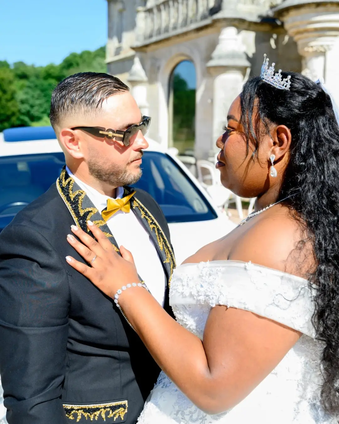 Les mariés se font face lors d’un moment intime le jour de leur mariage