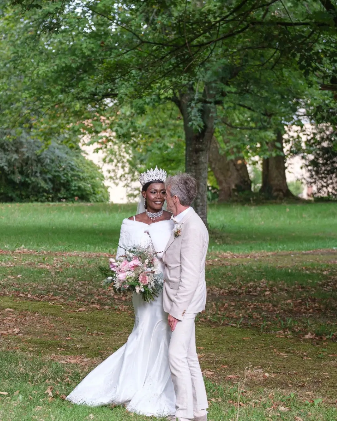 Les mariés profitent d’un moment calme le jour de leur mariage